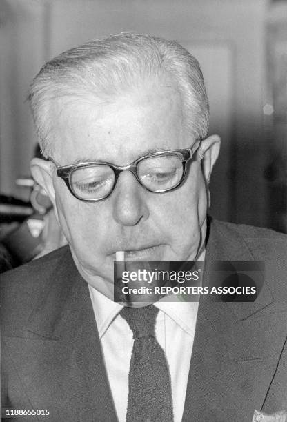 Jacques Prévert fumant une cigarette à Paris dans les années 1960, France.