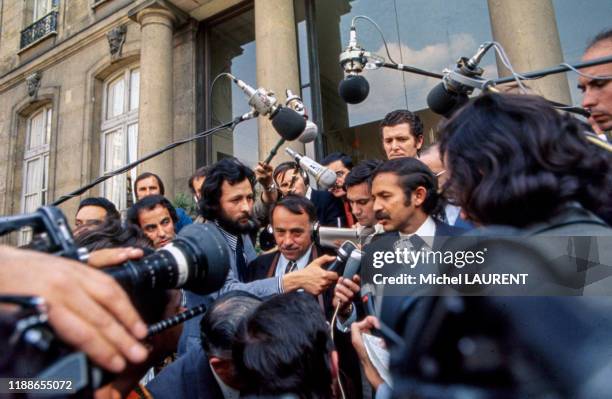 Abdelaziz Bouteflika interviewé par des journalistes à sa sortie de l'Elysée à Paris en 1973, France.
