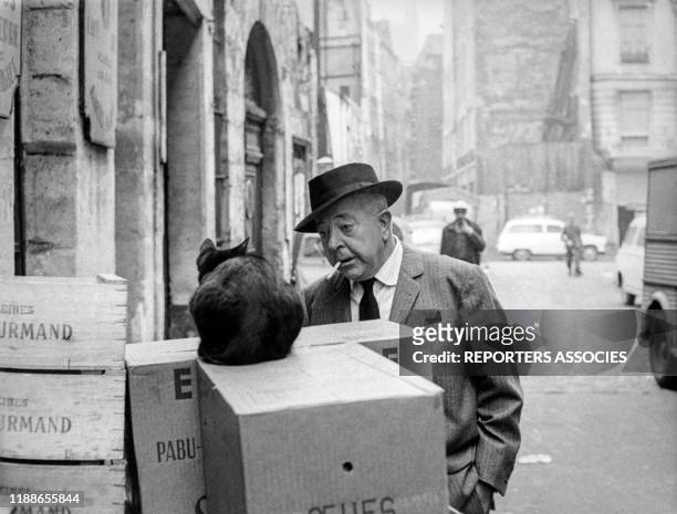 Jacques Prévert se promène dans les rues de Paris dans les années 1960, France.