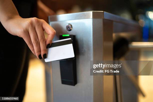 imprenditrice che passa per il tornello - lettore-di-badge foto e immagini stock