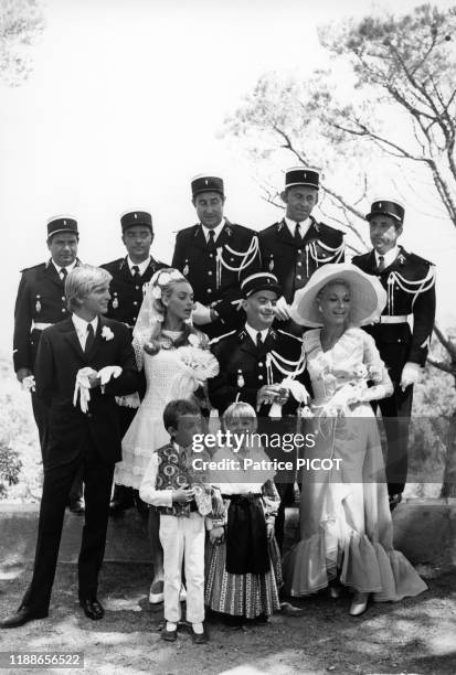 Louis de Funès entouré de Michel Galabru, Jean Lefebvre, Michel Modo, Geneviève Grad, Claude Gensac, Guy Grosso et Christian Marin sur le tournage du...