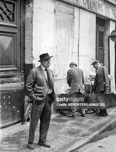 Jacques Prévert se promène dans les rues de Paris dans les années 1960, France.