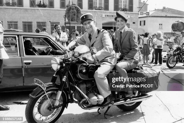 Louis de Funès et Babeth Hallyday sur une moto BMW de la gendarmerie pendant le tournage du film 'Le Gendarme et les gendarmettes' de Jean Girault à...