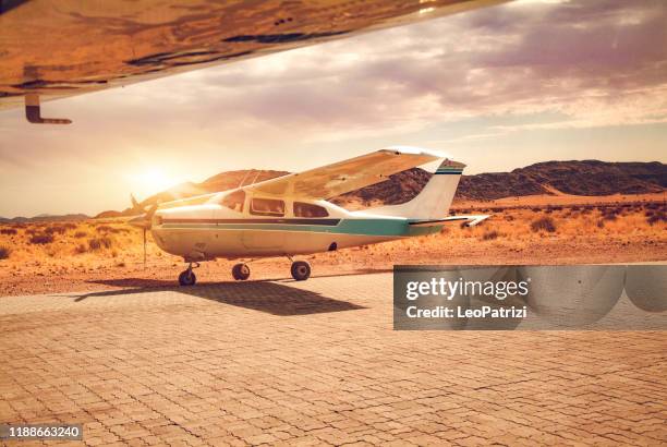 avión de prevuelo en el aeropuerto en el desierto de namibia - avión privado fotografías e imágenes de stock