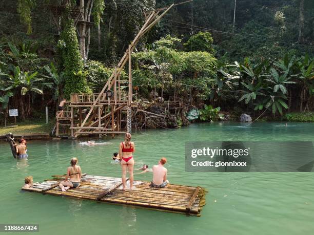 toeristen in de blue lagoon 3 in vang vieng, laos - laos stockfoto's en -beelden