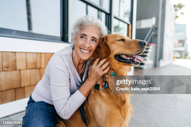 huisdier en mij-gezondheid gewoonten - dog friend stockfoto's en -beelden