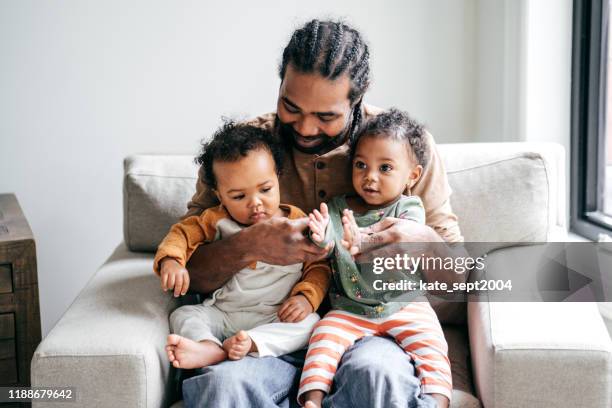 thuisverblijf vader - twin babies stockfoto's en -beelden