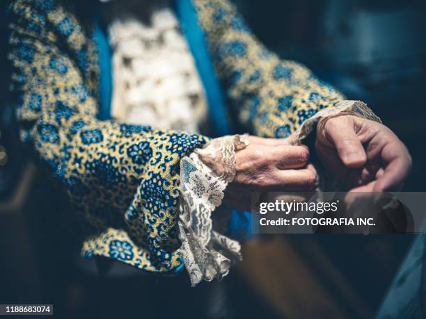 manos de cantante de ópera preparándose en el camerino - vestuario entre bastidores fotografías e imágenes de stock