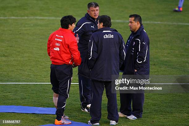 Chile's coach Claudio Borghi talks with to his players during a trainning session during the Copa America 2011 on July 11, 2011 in Mendoza, Argentina.