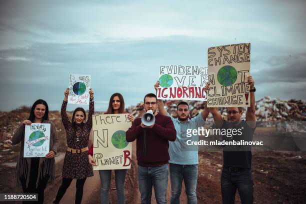 persone con cartelli e manifesti sullo sciopero globale per il cambiamento climatico - climate strike foto e immagini stock