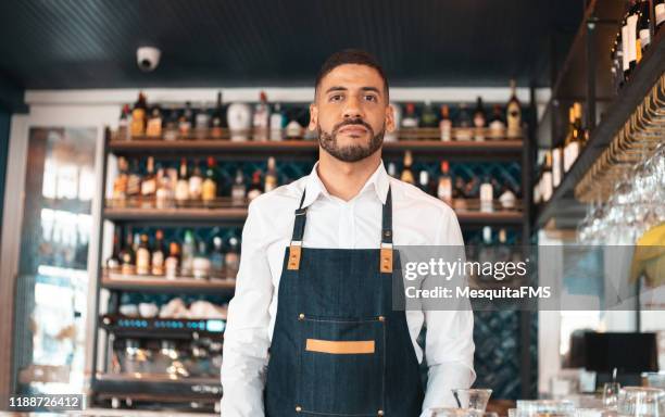 ritratto di sommelier nello stabilimento bar - bartender foto e immagini stock