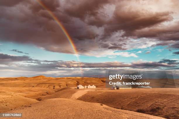 tent in de woestijn van marokko met regenboog - merzouga stockfoto's en -beelden