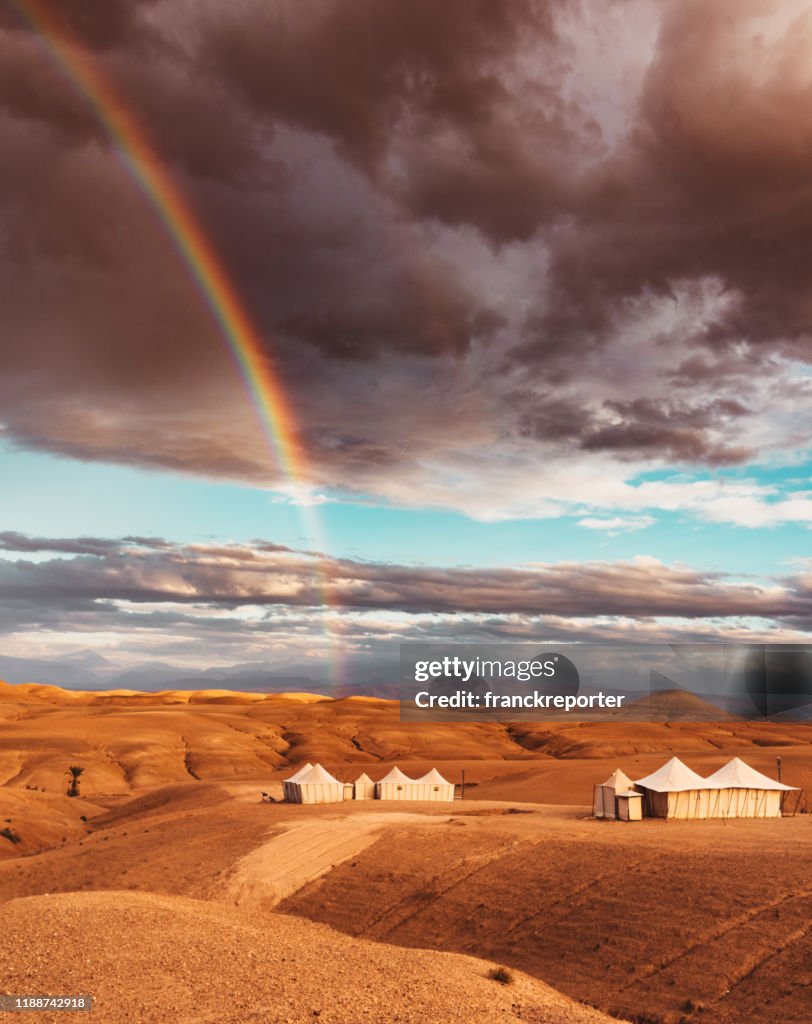 虹とモロッコ砂漠のテント