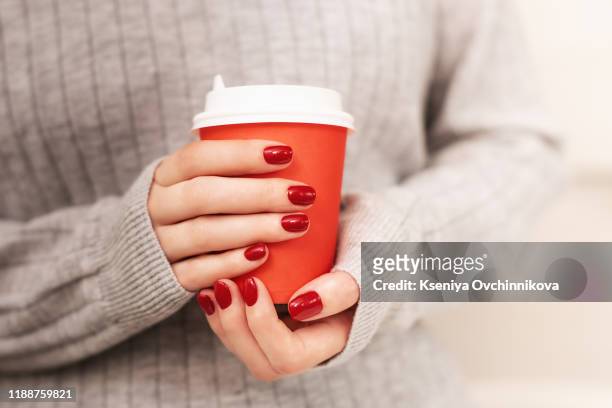 closeup photo of a beautiful female hands with red nails - red nail polish stockfoto's en -beelden