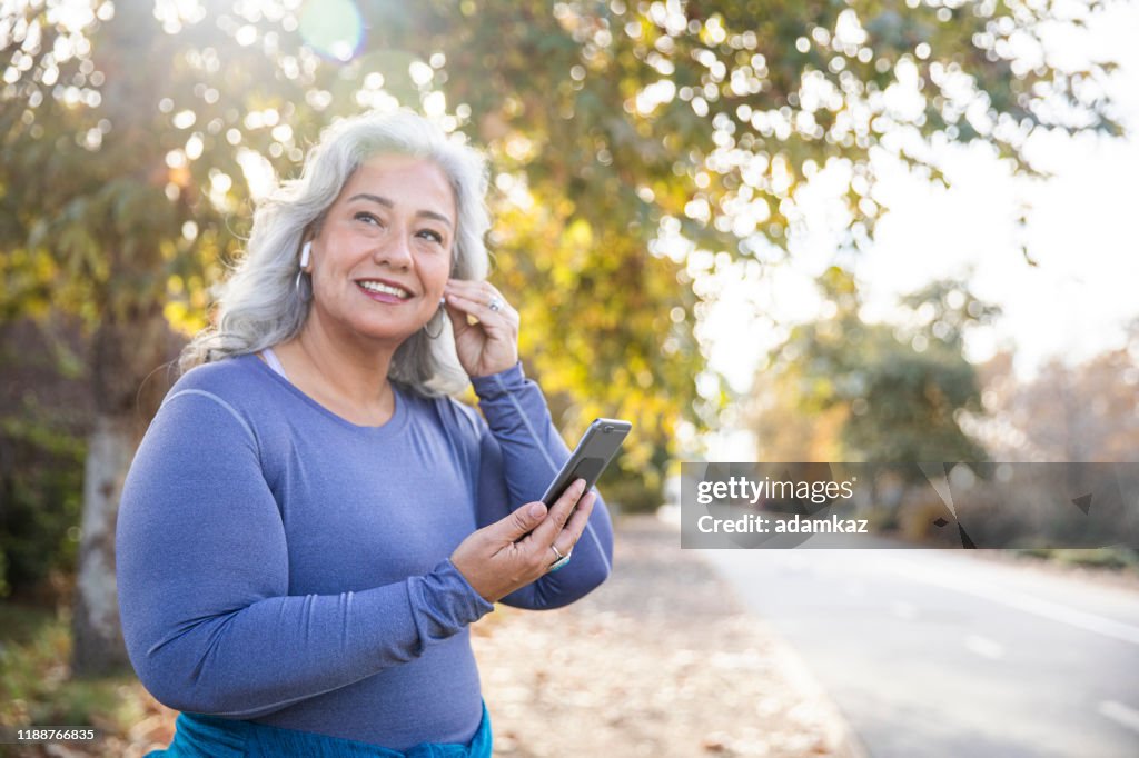 Mooie vrouw met smartphone klaar voor training