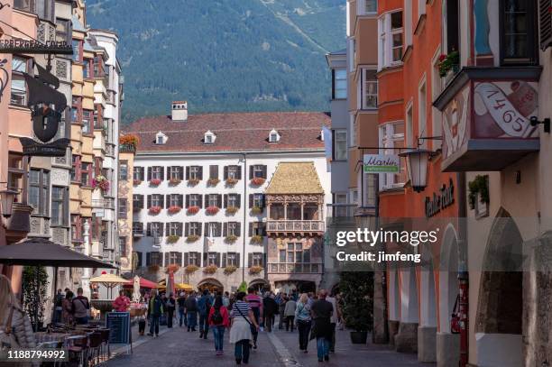 gatuvy över herzog-friedrich-straße i innsbruck, österrike - gyllene taket bildbanksfoton och bilder