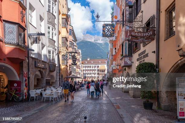 gatuvy över herzog-friedrich-straße i innsbruck, österrike - gyllene taket bildbanksfoton och bilder