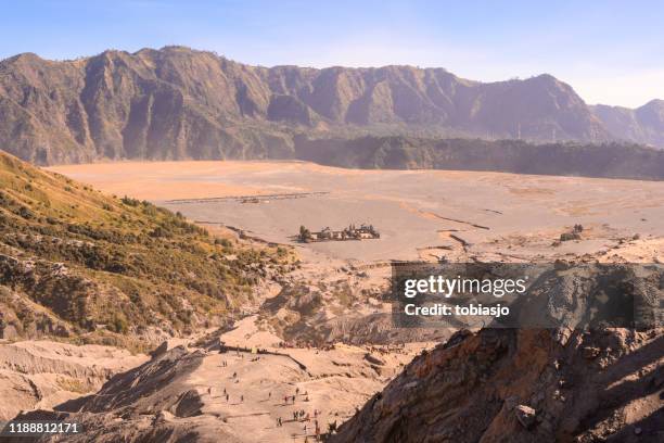 woestijn landschap naast de bromo vulkaan berg in indonesië - bromo tengger semeru national park stockfoto's en -beelden