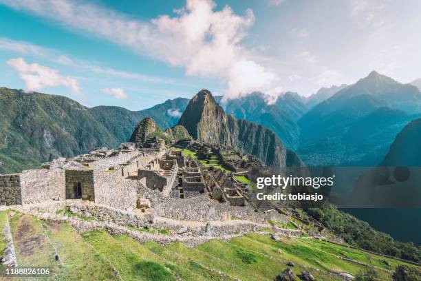 machu picchu ruinas incas en las montañas de los andes - inca empire fotografías e imágenes de stock