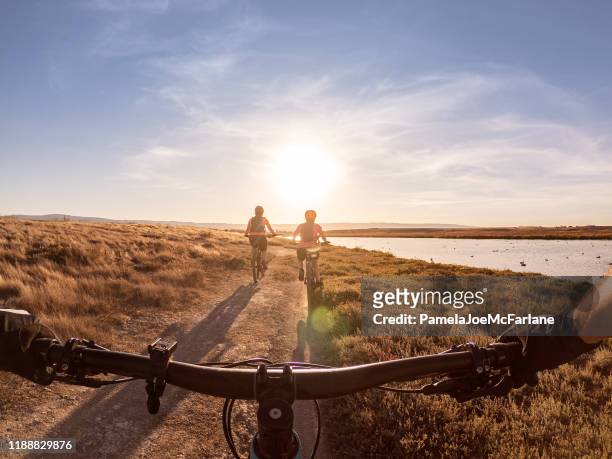 pov de family biking along shoreline trail, california, ee. uu. - ángulo fotografías e imágenes de stock