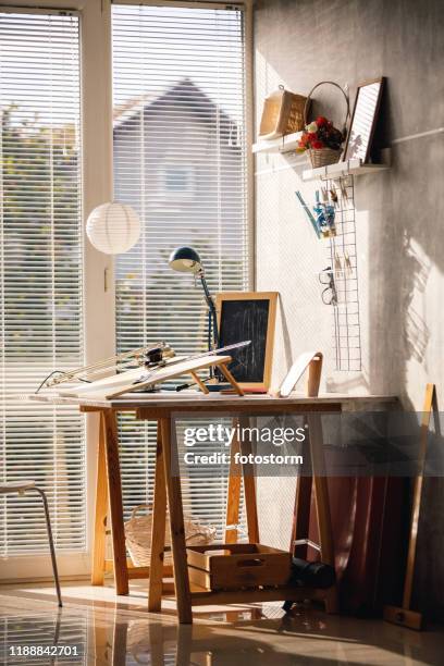 espaço de trabalho em casa com uma mesa e instrumentos de medição - estúdio de desenho gráfico - fotografias e filmes do acervo