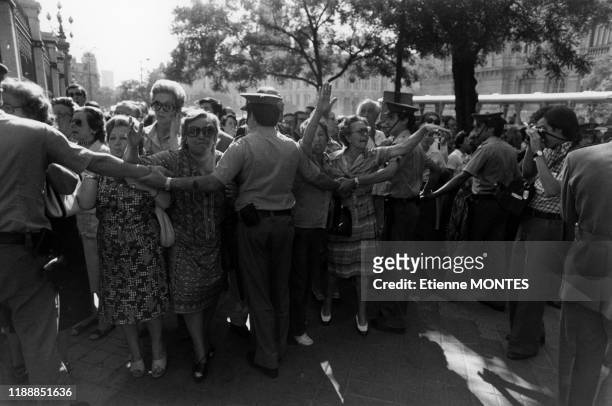 Des policiers contiennent la foule lors des funérailles de deux militaires tués à Madrid le 22 juillet 1978, Espagne.