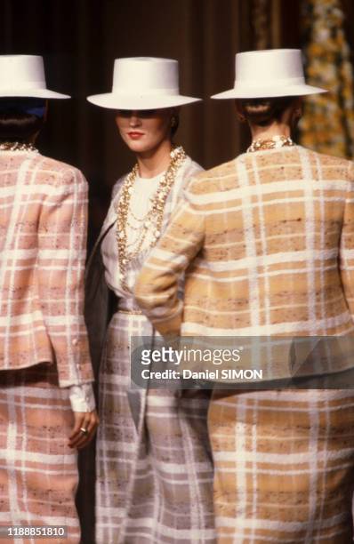 Défilé Chanel, Prêt-à-Porter, collection Printemps/été 1983 à Paris en octobre 1982, France.