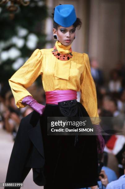 Défilé Yves Saint-Laurent, Haute-Couture, collection Automne/hiver 1982 à Paris le 28 juillet 1982, France.