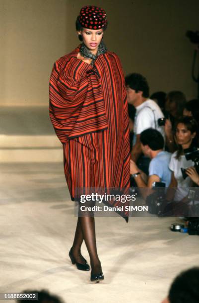 Défilé Lanvin, Haute-Couture, collection Automne/hiver 1982 à Paris le 27 juillet 1982, France.