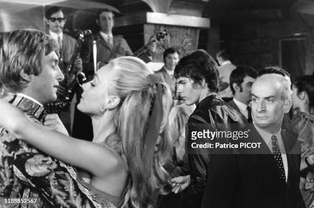 Louis de Funès et Geneviève Grad sur le tournage du film 'Le Gendarme se marie' de Jean Girault à Saint-Tropez en juillet 1968, France.