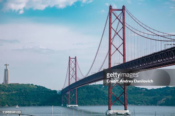 25e van april brug in lissabon (de 25 de abril brug) - 25 de abril bridge stockfoto's en -beelden