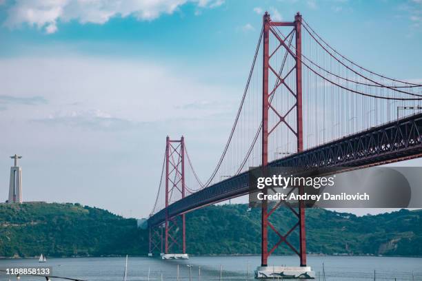 25th of april bridge in lisbon (the 25 de abril bridge) - april imagens e fotografias de stock