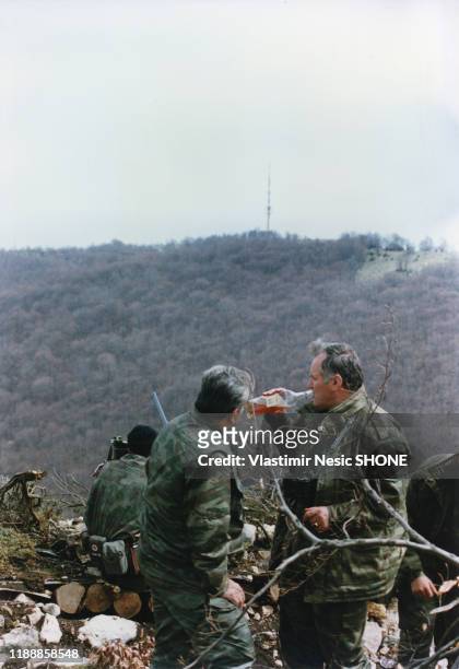 Ratko Mladic, commandant en chef de l'armée de la République serbe de Bosnie , avec ses soldats lors de l'offensive contre Gorazde pendant la guerre...