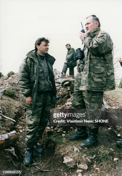 Ratko Mladic, commandant en chef de l'armée de la République serbe de Bosnie , avec ses soldats lors de l'offensive contre Gorazde pendant la guerre...