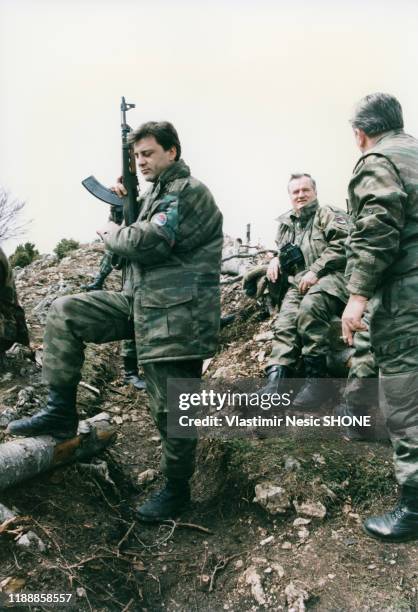 Ratko Mladic, commandant en chef de l'armée de la République serbe de Bosnie , avec ses soldats lors de l'offensive contre Gorazde pendant la guerre...