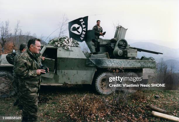 Ratko Mladic, commandant en chef de l'armée de la République serbe de Bosnie , et ses soldats lors de l'offensive contre Gorazde pendant la guerre de...