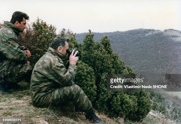 Ratko Mladic, commandant en chef de l'armée de la République serbe de Bosnie , et un de ses soldats lors de l'offensive contre Gorazde pendant la...