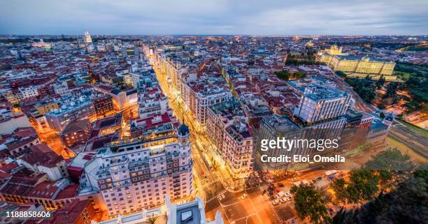 vista aérea panorámica del centro de madrid al atardecer - edificio madrid fotografías e imágenes de stock