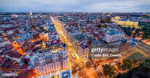 panoramautsikt över centrala madrid vid solnedgången - gran vía madrid bildbanksfoton och bilder