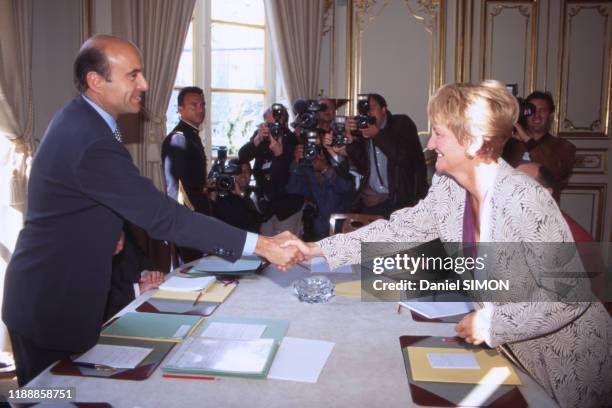 Le Premier ministre Alain Juppé serrant la main de Nicole Notat, secrétaire générale de la CFDT avant leur entretien à Matignon, à Paris, France en...