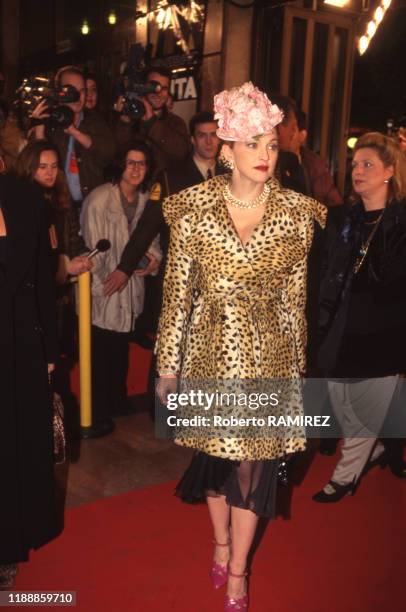 La chanteuse Madonna, tenant le rôle principal du film "Evita" d'Alan Parker, lors de la première en Espagne, 24 Décembre 1996.