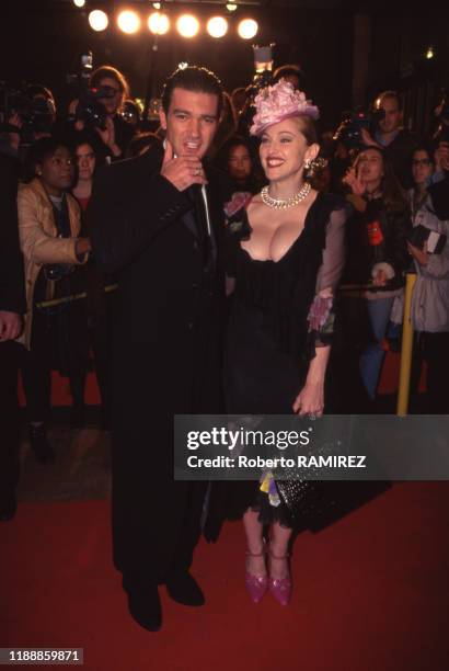 La chanteuse Madonna, tenant le rôle principal du film "Evita" d'Alan Parker, et Antonio Banderas, lors de la première en Espagne, 24 Décembre 1996.