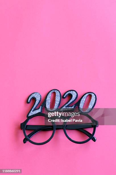 2020 new year glasses on pink background - 2020 eyeglasses stock pictures, royalty-free photos & images