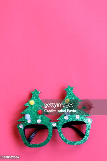 christmas eyeglasses on pink background - accessoires stock-fotos und bilder