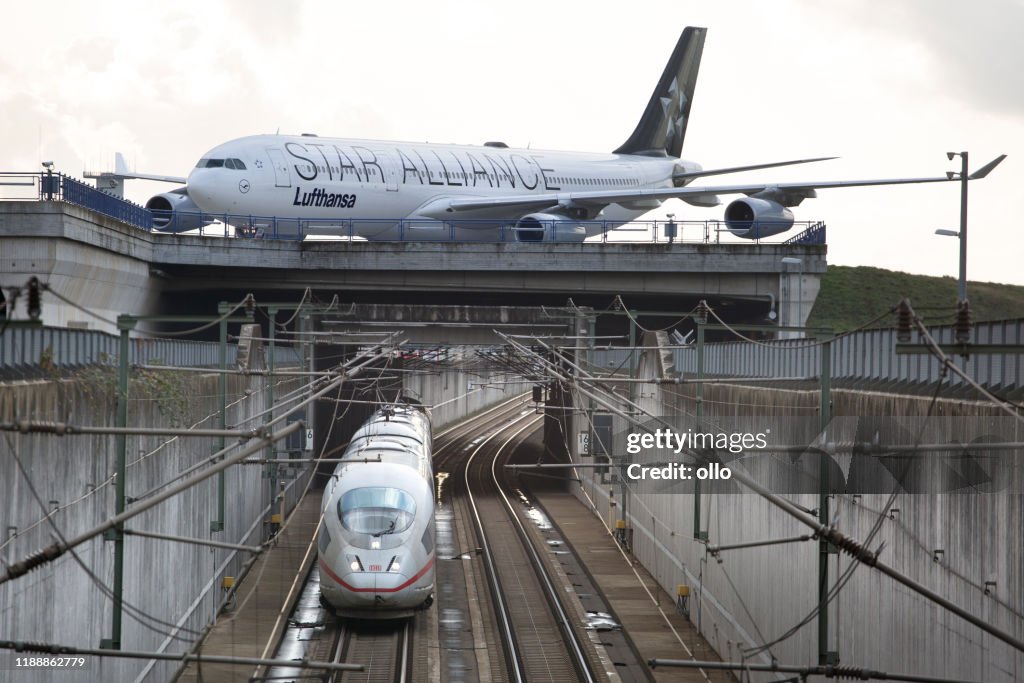 Verschiedene Verkehrsmittel am Frankfurter Flughafen