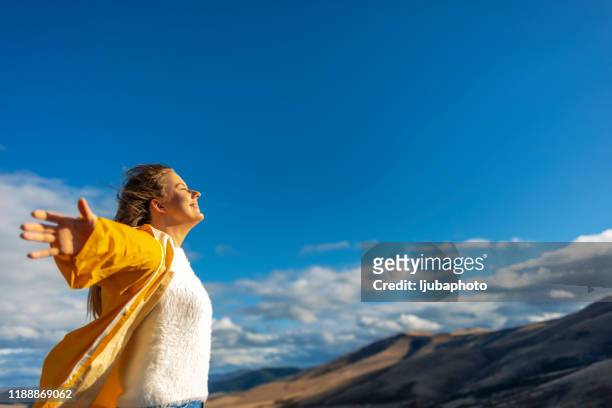 mujer tomando un respiro frente a una vista espectacular - angelica hale fotografías e imágenes de stock