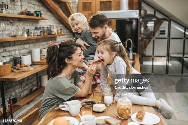 junge glückliche familie genießen in der frühstückszeit in der küche. - breakfast family stock-fotos und bilder