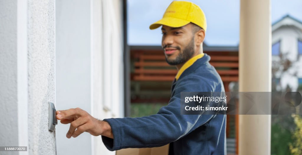 Levering man beltoon deurbel