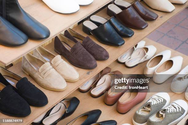 shoe shop - schuhgeschäft stock-fotos und bilder
