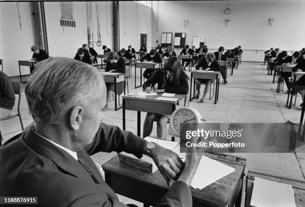 Time Clock Watch Photos and Premium High Res Pictures - Getty Images